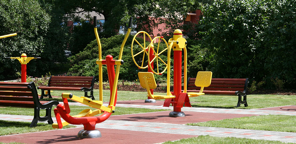 Posilovací stroje do parku