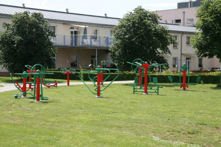 Venkovní posilovna – Domov V Zahradách, Zdice u Berouna