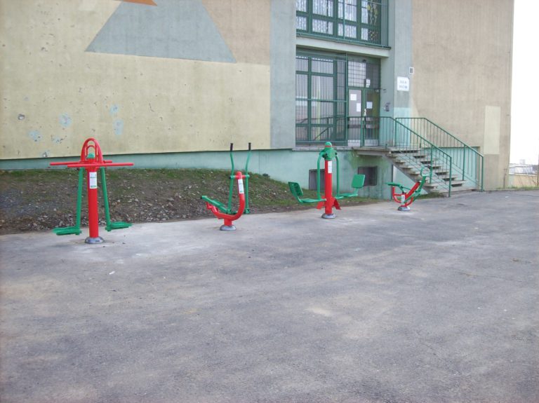 Venkovní fitness stroje, Základní škola Vsetín, Sychrov