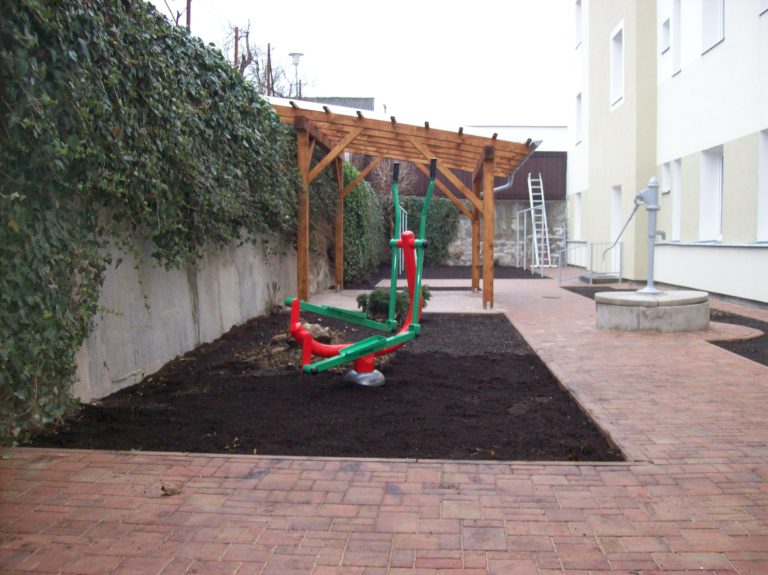 Venkovní fitness stroj, Jindřichův Hradec –    U Nemocnice