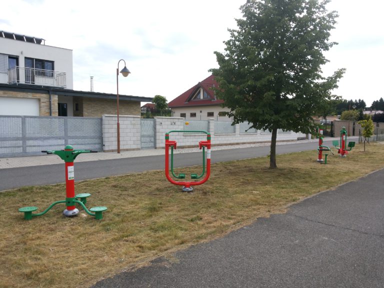 Venkovní fitness prvky u parku, Osnice