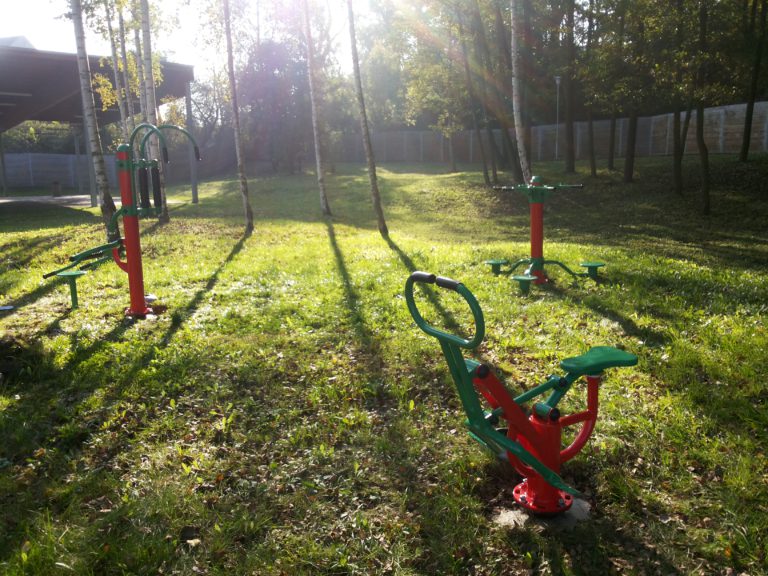 Venkovní fitness stroje, Volnočasový areál Rolava, Karlovy Vary