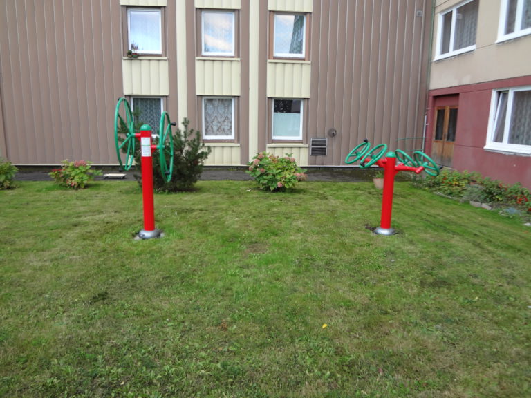 Venkovní fitness stroje, Domov pro seniory, ulice Ke Koupališti, Most