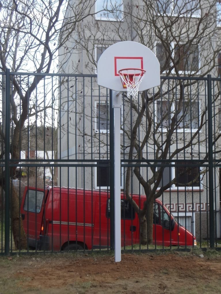 Basketbalový koš při dětském hřišti Jordana Jovkova, MČ Praha 12