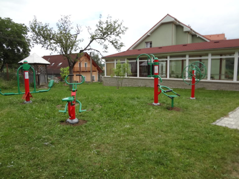 Venkovní fitness stroje v Domově pro seniory, Újezdec