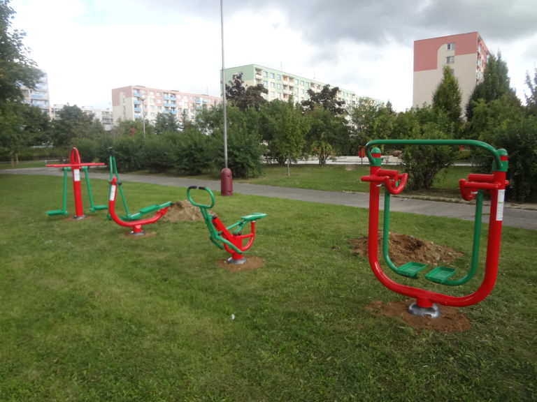 Venkovní fitness stroje ve sportovním areálu ZŠ, Mladá Boleslav