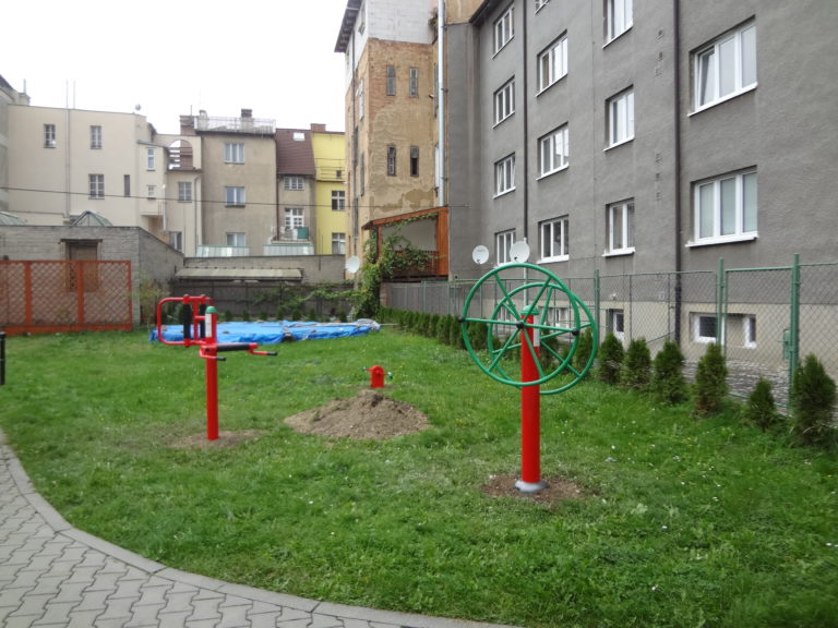 Venkovní fitness stroje v Domově se zvláštním režimem “Sněženka”, Plzeň
