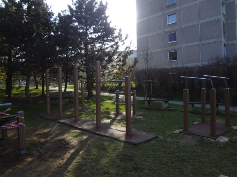 Venkovní fitness prvky v ulici Urbánkova, Praha 12