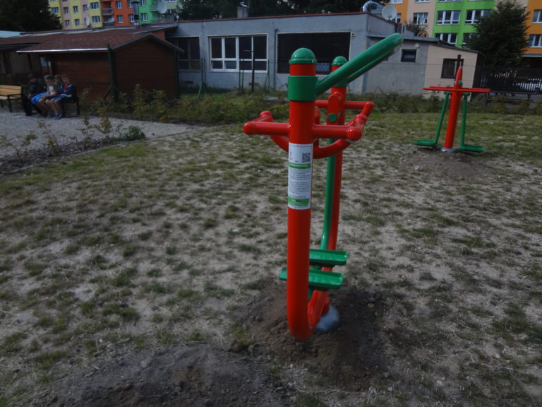 u dětského hřiště