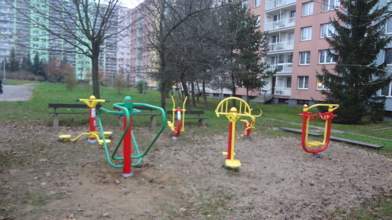 Venkovní fitness prvky, Praha 12  – Smolkova