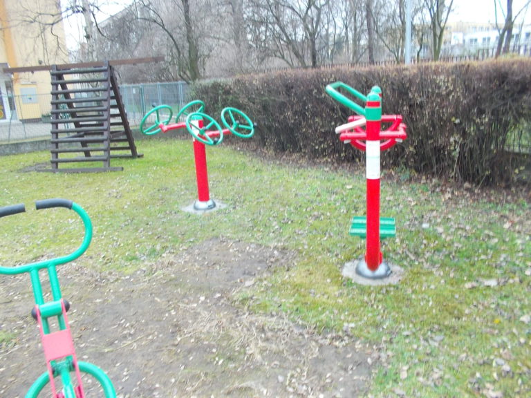 Venkovní fitness stroje, MŠ a ZŠ speciální Diakonie ČCE, Praha 4