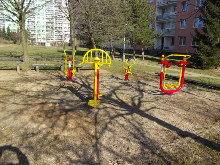 Venkovní fitness stroje, ulice Papírníkova, Praha 12