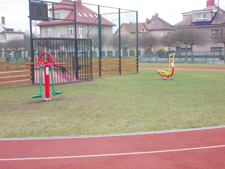 Rozšíření sportovního areálu ZŠ Pardubice – Spořilov a cvičební stroje