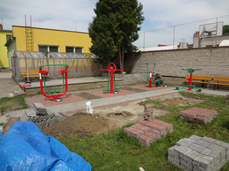 Venkovní fitness stroje – Dům dětí a mládeže, Vracov