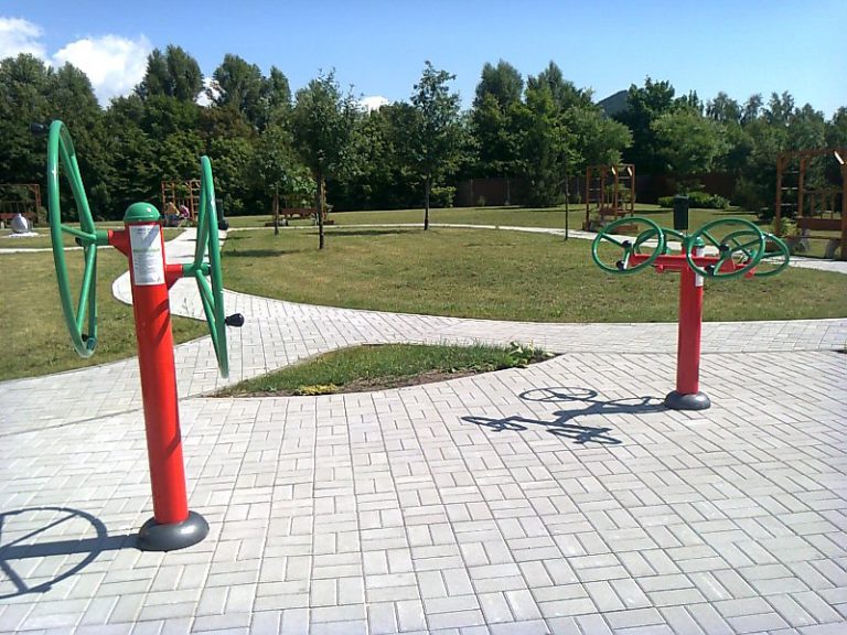 Venkovní fitness stroje, Domov pro seniory, ulice Barvířská, Most