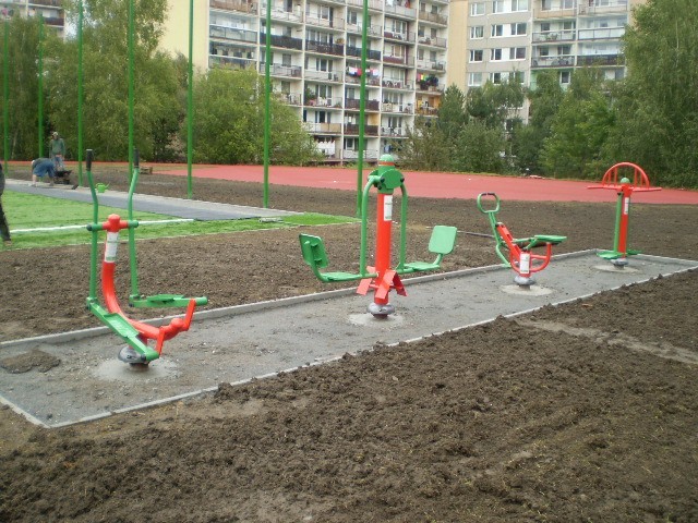 Venkovní fitness stroje, Praha 6, ZŠ Laudova