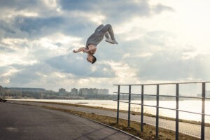 Odraz. Salto. A je pryč! Parkour frčí