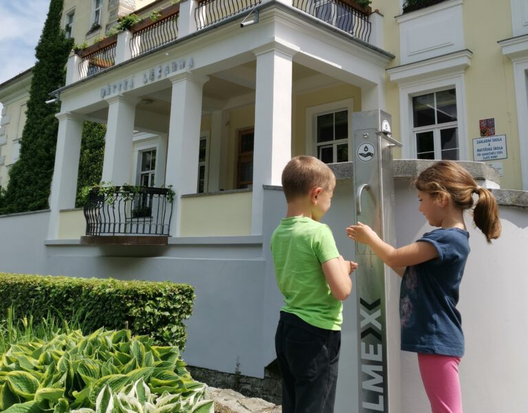 POŘIĎTE STOJAN, KTERÝ ZVYŠUJE OCHRANU A BEZPEČÍ DĚTÍ I DOSPĚLÝCH