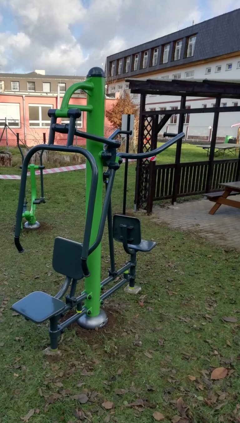 Venkovní fitness stroje, Český Brod – areál školy