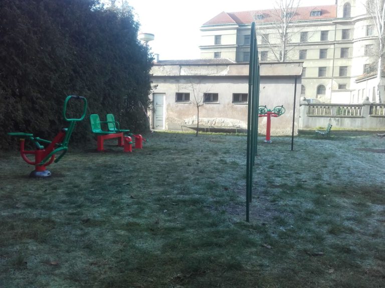 Venkovní fitness stroje, Mladá Boleslav – areál školy