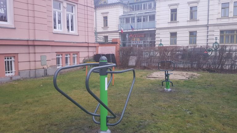 Venkovní fitness stroje, Varnsdorf – areál školy