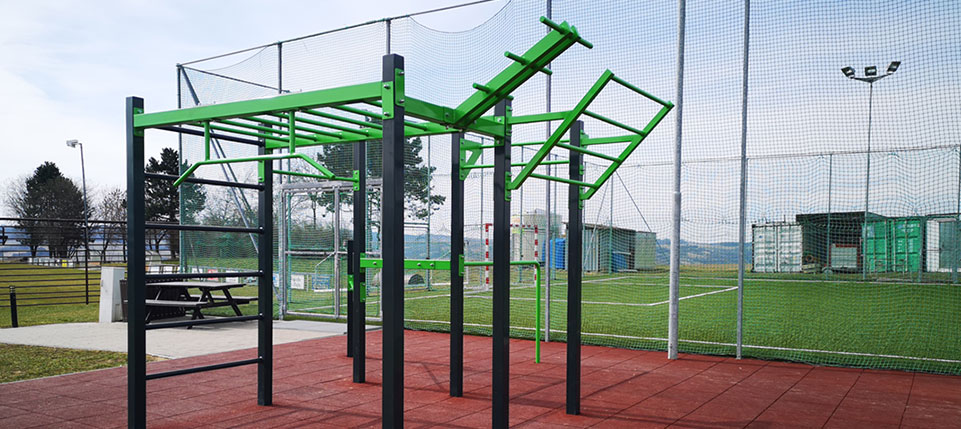 Workout u hřiště