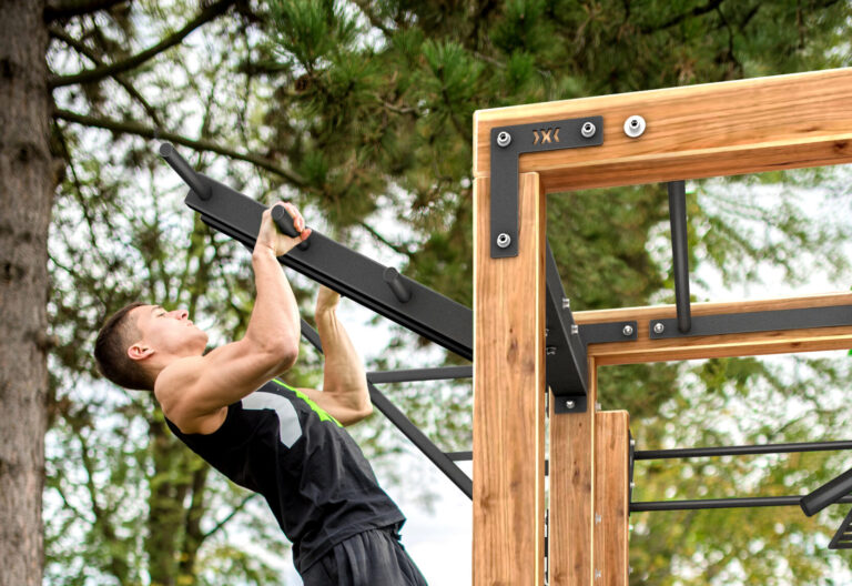 Spojujeme enviromentalistiku, zdraví a estetiku: Street workout z akátu