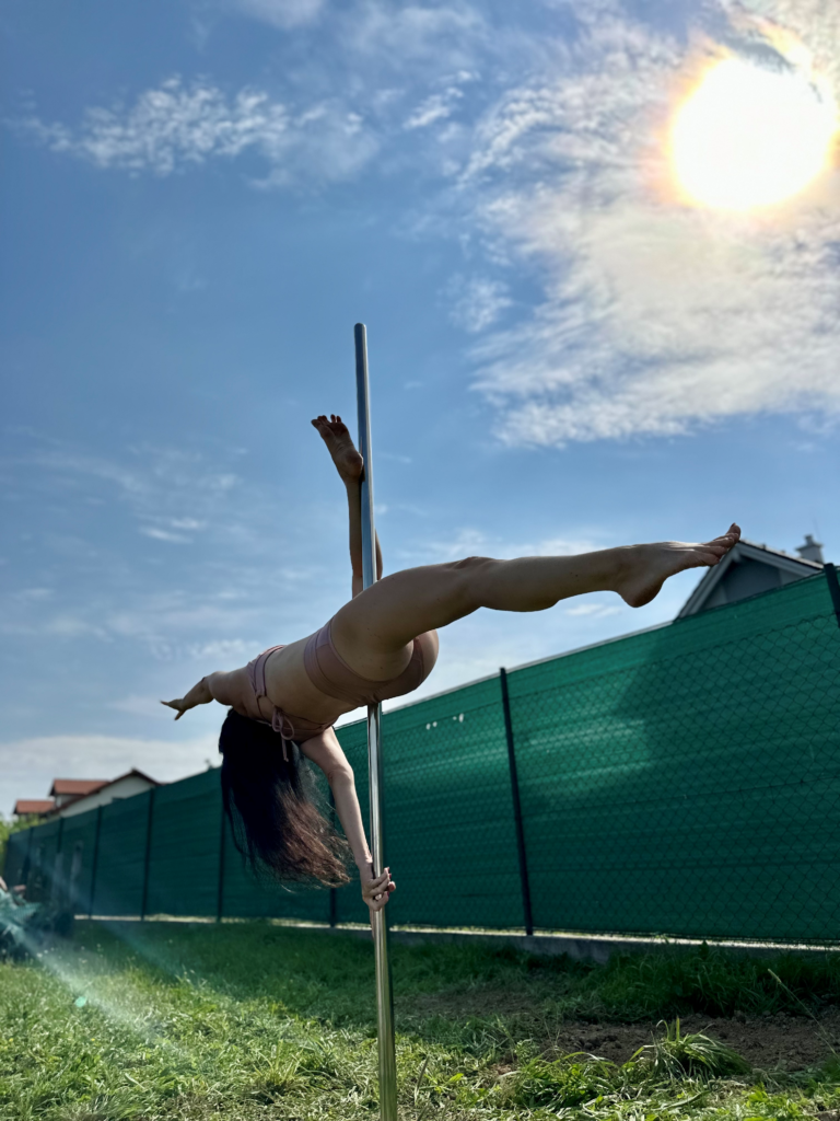Zacvičte si Pole Dance na zahradě!