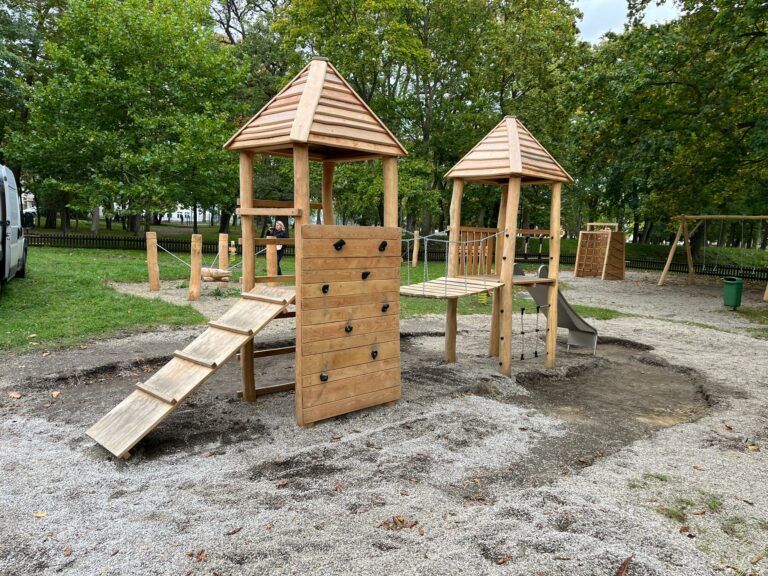 Herní prvky na hřišti v Zámeckém parku, Litvínov