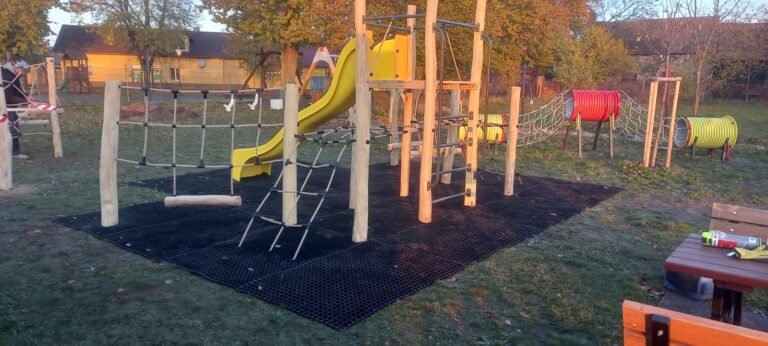 Dětské akátové hřiště, Ratenice