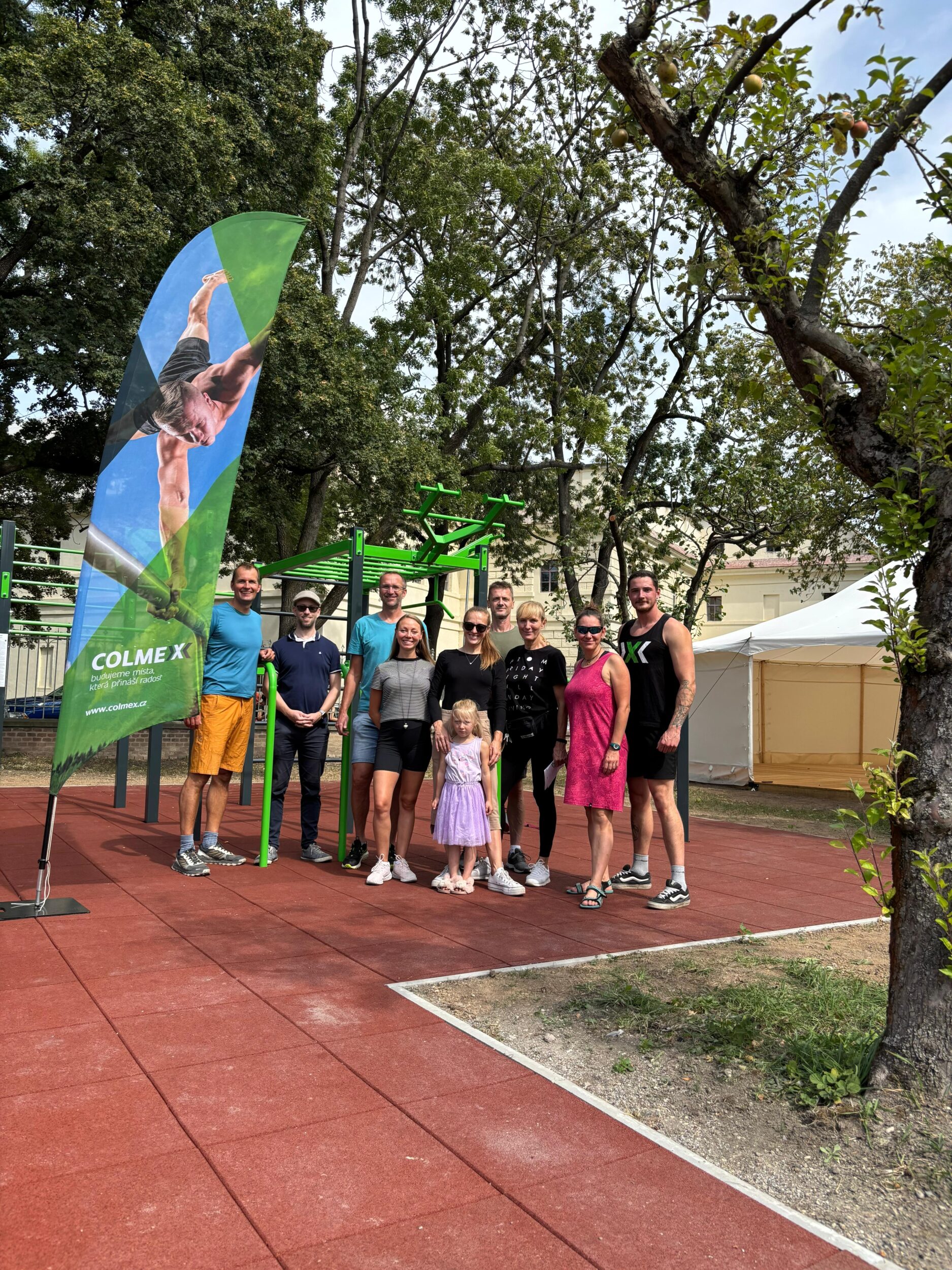 Kalistenika na školních hřištích: učitelé v Hradci Králové si vyzkoušeli první workshop