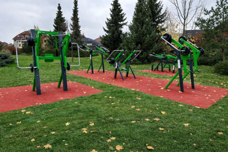 Venkovní posilovna, která skutečně posiluje. Ověřeno v praxi: Osová Bítýška